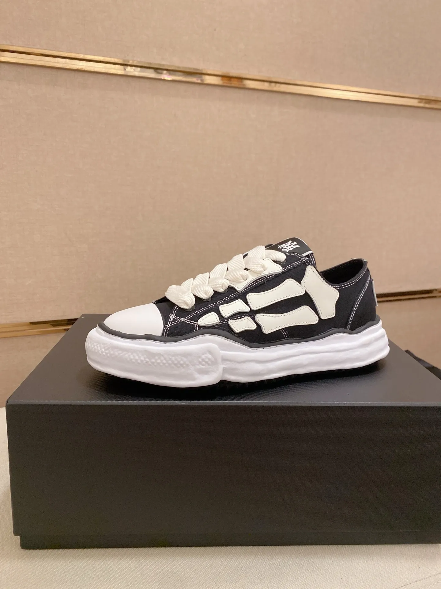 Men's shoes 💰: 580💰 High version [AMIRI] high-end men's shoes brand official website 1:1 latest masterpiece: original mold customization, the fabric is made of imported original materials, upgraded foam outsole, lighter and non-slip. The market's top quality, simple yet tasteful, a must-have for fashionistas, fashionable at your feet, full of confidence, the same style at the counter 👍The summer season is here. Code: 39-44. Can be customized45